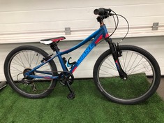 GIANT XTC JR BIKE IN BLUE: LOCATION - FLOOR(COLLECTION OR OPTIONAL DELIVERY AVAILABLE)