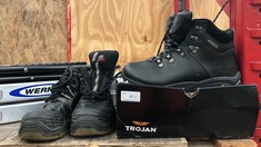 QTY OF WORKING BOOTS TO INCLUDE TROJAN HYPERION BOOTS - SIZE 6,6,10: LOCATION - RACK(COLLECTION OR OPTIONAL DELIVERY AVAILABLE)