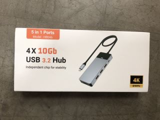 QTY OF ASSORTED ITEMS TO INCLUDE 4X 10GB USB 3.2 HUB INDEPENDANT CHIP FOR STABILITY: LOCATION - TABLE