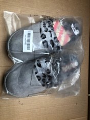 QTY OF FOOTWEAR TO INCLUDE LADIES BLACK SANDAL SIZE 6 RRP £164:: LOCATION - C RACK