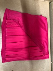 QTY OF ASSORTED ITEMS TO INCLUDE WOMENS SKORTS. PINK SKIRT/SHORT. US XL. UK 41-44. : LOCATION - C RACK