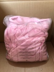 QTY OF ASSORTED ITEMS TO INCLUDE WOMENS DRESSING GOWN. PINK. : LOCATION - D RACK
