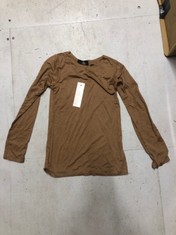 QTY OF KIDS CLOTHING TO INCLUDE GIRLS BROWN TOP SIZE SMALL RRP £330: LOCATION - E RACK