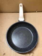 QTY OF ASSORTED ITEMS TO INCLUDE SMALL FRYING PAN: LOCATION - F RACK
