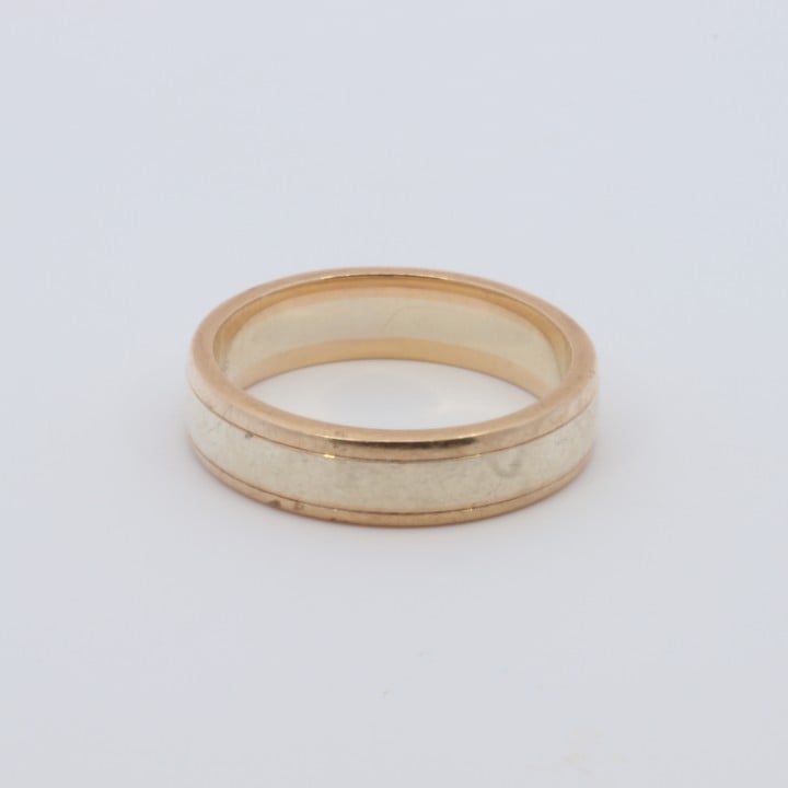 9ct White and Rose Gold Band Ring, Size P½, 6g (VAT Only Payable on Buyers Premium)