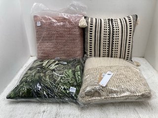 4 X ASSORTED CUSHIONS TO INCLUDE KNITTED SPACE DYED CUSHION IN BLUSH PINK: LOCATION - C8