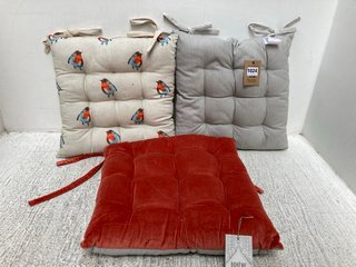 3 X ASSORTED SEAT CUSHIONS TO INCLUDE KILBURN & SCOTT DISTRESSED BEES REVERSIBLE SEAT PAD IN GREY: LOCATION - C7
