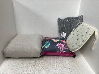 4 X ASSORTED CUSHIONS TO INCLUDE BEE SEAT CUSHION IN CREAM: LOCATION - C7