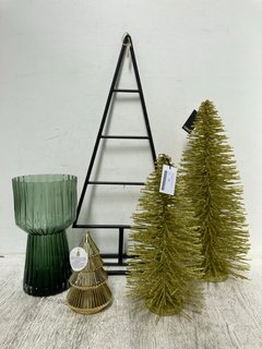 5 X ASSORTED HOUSEHOLD ITEMS TO INCLUDE 2 X GLITTER BRUSH TREES IN GOLD: LOCATION - C6