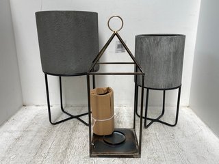 SET OF 2 GARDEN PLANTERS WITH METAL STANDS IN BLACK/GREY TO ALSO INCLUDE RUSTIC METAL CANDLE HOLDER LANTERN: LOCATION - C6