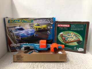 3 X ASSORTED ITEMS TO INCLUDE PRESTIGE EDITION SCRABBLE & SCALEXTRIC GINETTE RACERS SET: LOCATION - A14