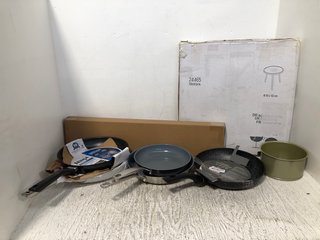 QTY OF ASSORTED ITEMS TO INCLUDE BLACK OUT ROLLER BLIND IN DARK GREY & BLACKMOOR 28CM FRYING PAN: LOCATION - A11