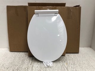 3 X ASSORTED BATHROOM ITEMS TO INCLUDE WHITE TOILET SEAT: LOCATION - B8