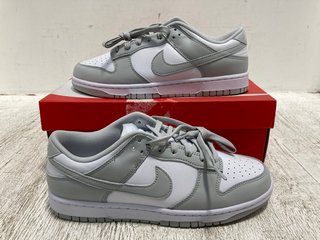 NIKE DUNK LOW RETRO TRAINERS IN WHITE/GREY FOG - UK SIZE: 8.5 - RRP: £115.00: LOCATION - B16