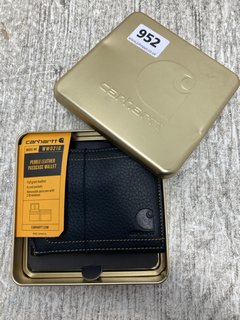 CARHARTT PEBBLE LEATHER PASSCASE WALLET IN BLACK: LOCATION - C10