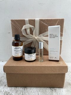 2 X BOXES OF AMPHORA AROMATICS LIMITED GIFT SETS: LOCATION - C9