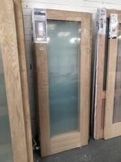 3 X ASSORTED DOORS TO INCLUDE SHAKER PATTERN 10 OAK VENEER INTERIOR CLEAR GLAZED DOOR APPROX 1981 X 762MM (COLLECTION OR OPTIONAL DELIVERY) (KERBSIDE PALLET DELIVERY)