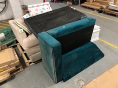PALLET OF ASSORTED FURNITURE PARTS TO INCLUDE BEIGE CHAISE LOUNGE SOFA PART (COLLECTION OR OPTIONAL DELIVERY) (KERBSIDE PALLET DELIVERY)