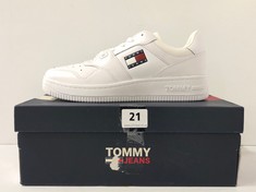 TOMMY JEANS RETRO BASKET TRAINERS IN WHITE SIZE 41 (DELIVERY ONLY)