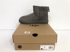 UGG WOMEN'S CLASSIC MINI II BOOTS IN GREY UK 6 RRP £165.00 (DELIVERY ONLY)