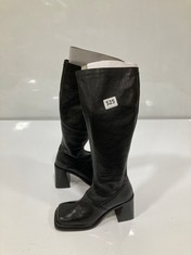 5 X PAIRS OF WOMEN'S TALL LEATHER BOOTS IN BLACK UK 5 (DELIVERY ONLY)