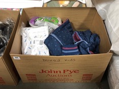 BOX OF ASSORTED CHILDREN'S SHOES/CLOTHES/ITEMS TO INCLUDE FATFACE CHILDREN'S REVERSIBLE STAR JACKET IN NAVY (DELIVERY ONLY)