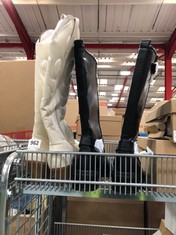 2 X ASSORTED PAIR OF BOOTS TO INCLUDE WHITE KNEE HIGH COWBOY BOOT SIZE 8 (DELIVERY ONLY)