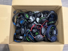 TURTLE BEACH BOX OF ASSORTED ITEMS TO INCLUDE GAMING HEADSETS GAMING ACCESSORY IN BLACK. (UNIT ONLY) [JPTC65897]
