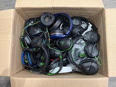 TURTLE BEACH BOX OF ASSORTED ITEMS TO INCLUDE GAMING HEADSETS GAMING ACCESSORY IN BLACK. (UNIT ONLY) [JPTC65895]