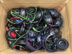TURTLE BEACH BOX OF ASSORTED ITEMS TO INCLUDE GAMING HEADSETS GAMING ACCESSORY IN BLACK. (UNIT ONLY) [JPTC65899]