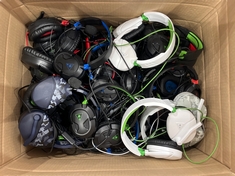 TURTLE BEACH BOX OF ASSORTED ITEMS TO INCLUDE GAMING HEADSETS GAMING ACCESSORY IN BLACK. (UNIT ONLY) [JPTC65906]