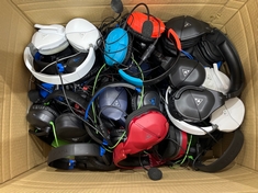 TURTLE BEACH BOX OF ASSORTED ITEMS TO INCLUDE GAMING HEADSETS GAMING ACCESSORY IN BLACK. (UNIT ONLY) [JPTC65890]