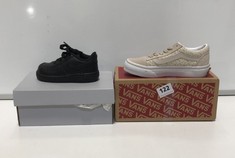 2 X ASSORTED CHILDREN'S FOOTWEAR TO INCLUDE NIKE FORCE 1 TRAINERS BLACK SIZE 6.5 (DELIVERY ONLY)