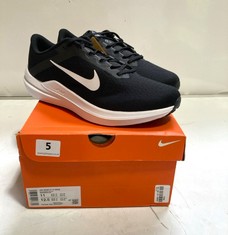 NIKE AIR WINFLO 10 WIDE TRAINERS BLACK/WHITE SIZE 10 RRP- £100 (DELIVERY ONLY)