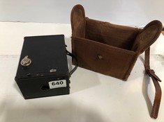 AN ANTIQUE BOX BROWNIE CAMERA AND CASE (DELIVERY ONLY)