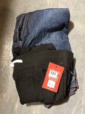 2 X ASSORTED TRUE RELIGION CLOTHING TO INCLUDE SPLICE ACTIVE SWEAT SHORTS BLACK SIZE M (DELIVERY ONLY)