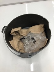 2 X VOUNOT 9L DUTCH OVEN WITH CARRYING BAG (ONE IS SMASHED) (DELIVERY ONLY)