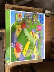 4 X CHILDS TOY ITEMS TO INCLUDE PEPPA PIG ALL AROUND PEPPAS TOWN PLAY SET (DELIVERY ONLY)