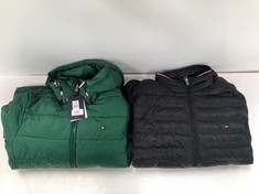 2 X TOMMY HILFIGER WOMEN'S AND MEN'S DOWN JACKETS INCLUDING QUILTED HOODED MODEL GREEN COLOUR SIZE XS - LOCATION 9B.