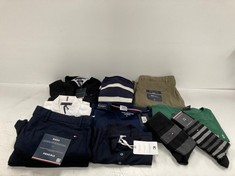 10 X TOMMY HILFIGER CLOTHING DIFFERENT SIZES AND MODELS INCLUDING BLUE T-SHIRT SIZE XL -LOCATION 43B.
