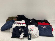 10 X TOMMY HILFIGER CLOTHING DIFFERENT SIZES AND MODELS INCLUDING WHITE SHIRT SIZE M -LOCATION 47B.