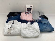 10 X TOMMY HILFIGER DIFFERENT SIZES AND MODELS INCLUDING BLUE STAINED RIPPED JEANS SIZE 32 -LOCATION 51B.