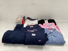 10 X TOMMY HILFIGER CLOTHING IN DIFFERENT SIZES AND MODELS INCLUDING PINK SHIRT SIZE 44 -LOCATION 51B.