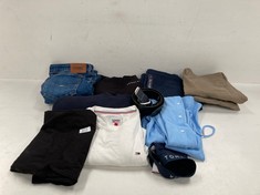 10 X TOMMY HILFIGER CLOTHING INCLUDING VARIOUS STYLES AND SIZES INCLUDING BLACK BELT -LOCATION 51B.