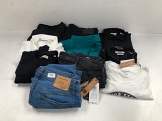 10 X JACK AND JONES CLOTHING DIFFERENT SIZES AND MODELS INCLUDING WHITE T-SHIRT SIZE XL -LOCATION 48B.