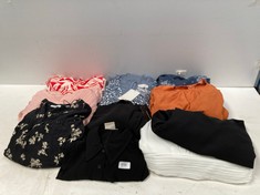 10 X WOMEN'S CLOTHING DIFFERENT SIZES AND MODELS INCLUDING SPIRIT DRESS SIZE 40 - LOCATION 12 C .