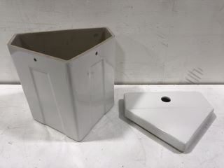 4X BATHROOM ITEMS TO INCLUDE  CORNER W.C. TOILET , STANDARD TOILET SEAT , HERITAGE BATHROOM BIIO CONCEALED CISTERN , VIIA CLOSED COUPLE PAN TOILET IN CERAMIC WHITE  APPROX RRP £250 (CAGE NOT INCLUDED
