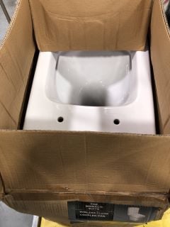 3X BATHROOM ITEMS TO INCLUDE THE MONACO SUITE AND STANDARDS WHITE TOILET SEAT , TOILET CISTERN WITH FITTINGS APPROX rrp £250 (CAGE NOT INCLUDED)