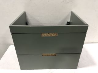 A PALLET OF BATHROOM ITEMS TO INCLUDE 2 DRAWER CABINET , DELUXE SHOWER WALL SEAT , CLOSE COUPLED CISTERN WITH FITTINGS  BOX MOSAIC TILE , GIONA KITCHEN SINK MIXER , SERENTO PARRA TOILET SEAT IN OAK E