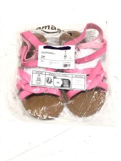 1X CAGE OF ASSORTED KIDS CLOTHES TO INCLUDE KIDS PINK SANDALS AND GIRL UNDERWEAR APPROX RRP £455  (CAGE NOT INCLUDED)